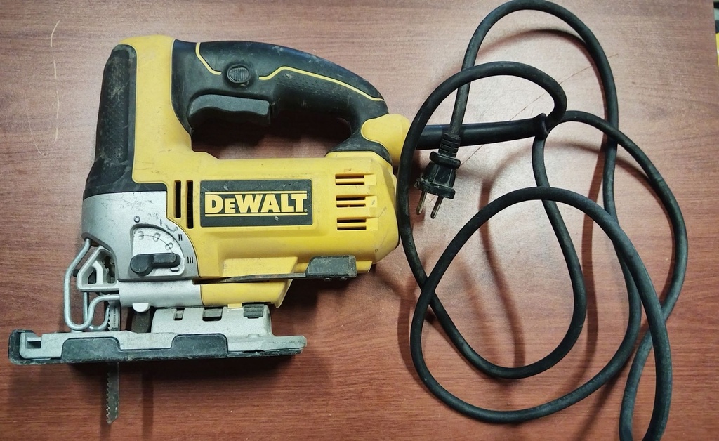 SIERRA CALADORA DE WALTT  DW300-B3 USADO