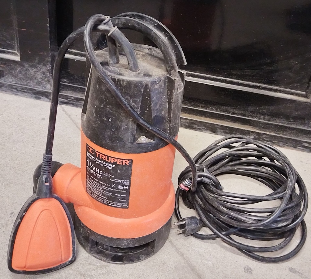 BOMBA SUMERGIBLE TRUPPER  BOS-1 1/2SP USADO