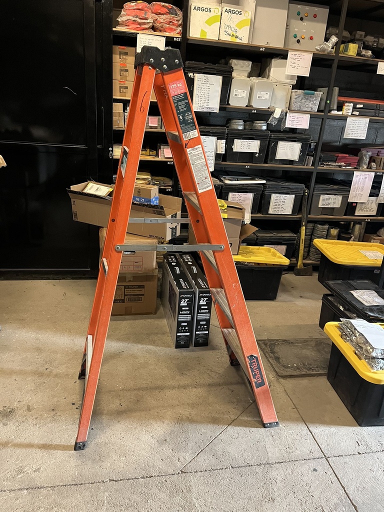 ESCALERA DE TIJERA USADA TRUPPER 100225